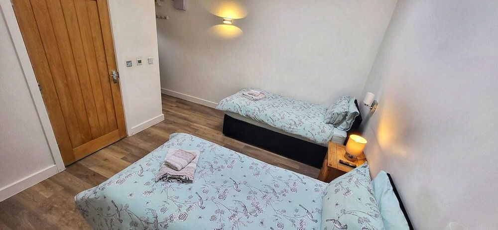 Deepcut Lodge Bed and Breakfast Self Service Comfort Twin Room, 2 Bedrooms, Non Smoking, Ensuite 4