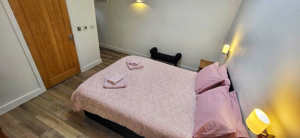 Deepcut Lodge Bed and Breakfast Self Service Comfort Double Room, 2 Bedrooms, Non Smoking, Ensuite 5