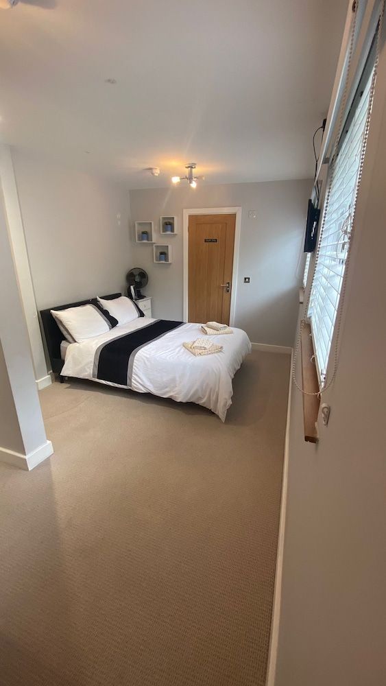 Deepcut Lodge Bed and Breakfast Self Service Comfort Double Room, 1 Double Bed, Non Smoking, Ensuite 3