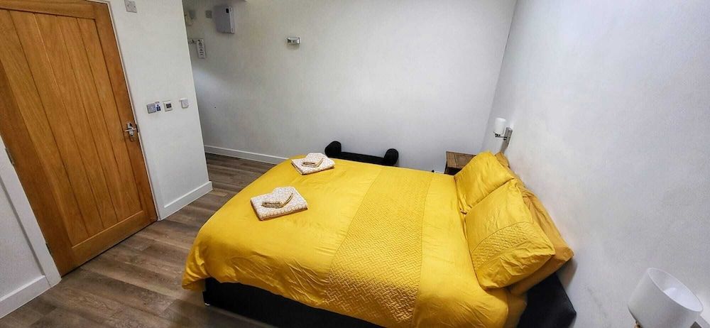 Deepcut Lodge Bed and Breakfast Self Service Comfort Double Room, 2 Bedrooms, Non Smoking, Ensuite 3