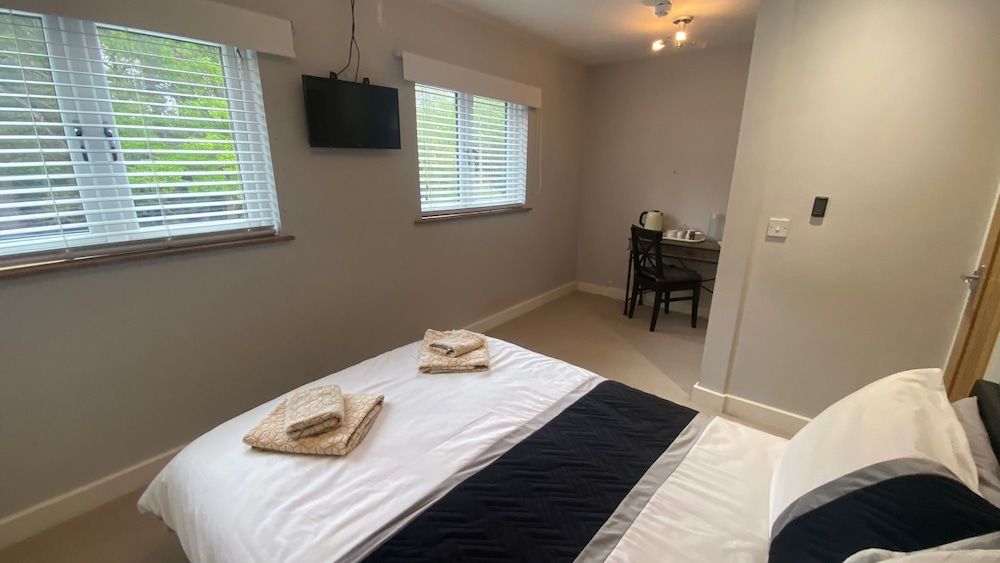 Deepcut Lodge Bed and Breakfast Self Service Comfort Double Room, 1 Double Bed, Non Smoking, Ensuite 4