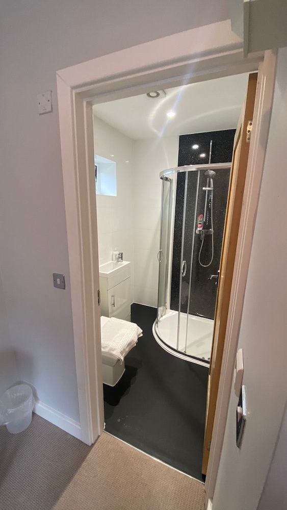 Deepcut Lodge Bed and Breakfast Self Service Comfort Double Room, 1 Double Bed, Non Smoking, Ensuite 7