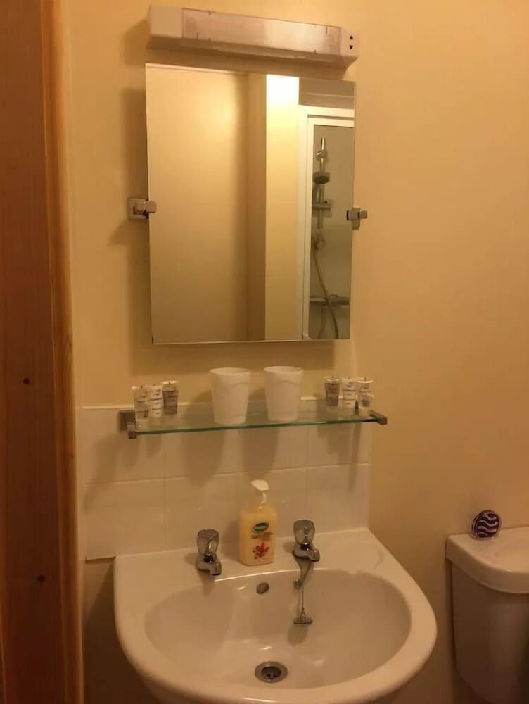 Twin Room (Room 2)
