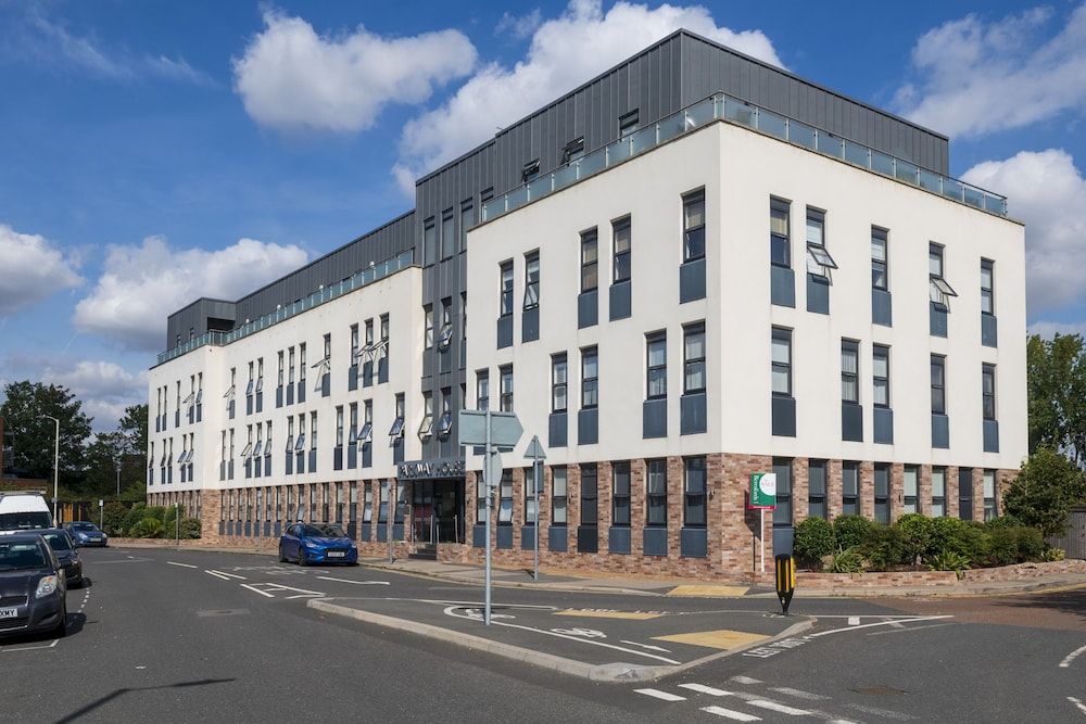 Luxurious 2 Bedroom Apartment With Free Parking