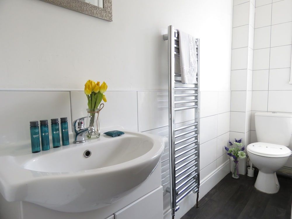 Tudors eSuites Coventry Townhouse Private Garden Free Parking Business House 10