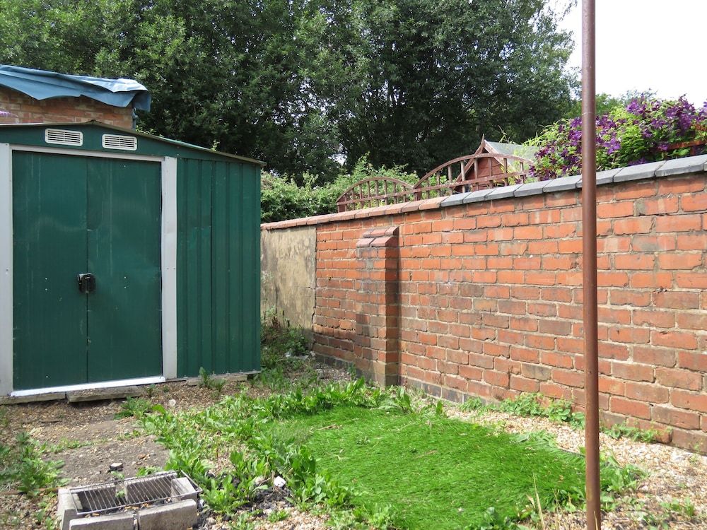 undefined Tudors eSuites Coventry Townhouse Private Garden Free Parking 3