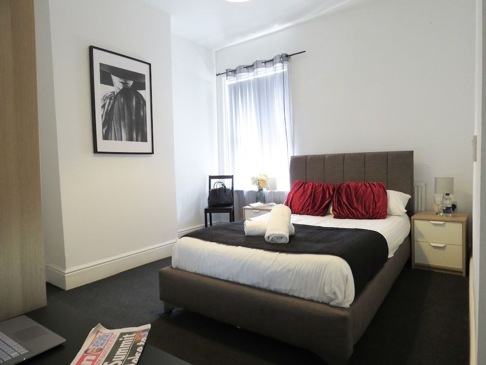 undefined Tudors eSuites Coventry Townhouse Private Garden Free Parking 4