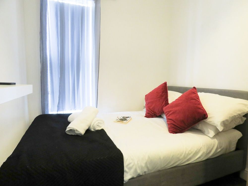 undefined Tudors eSuites Coventry Townhouse Private Garden Free Parking 6