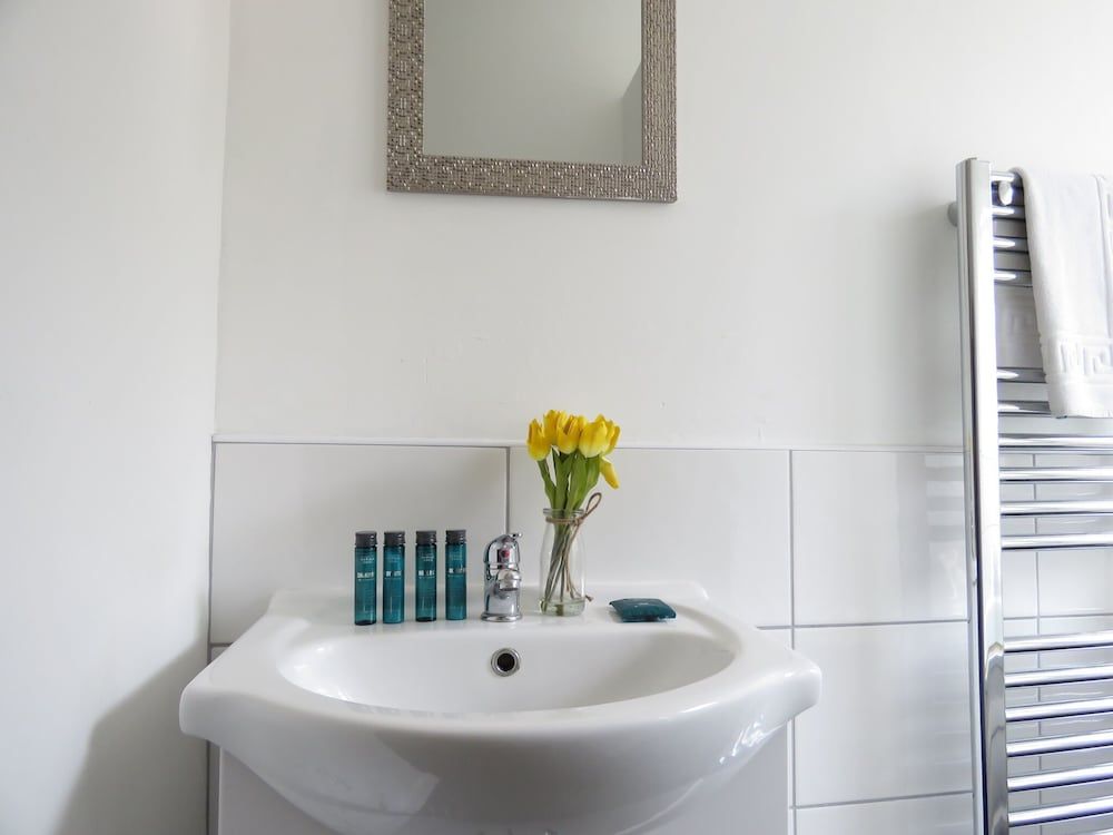 Tudors eSuites Coventry Townhouse Private Garden Free Parking Business House 11