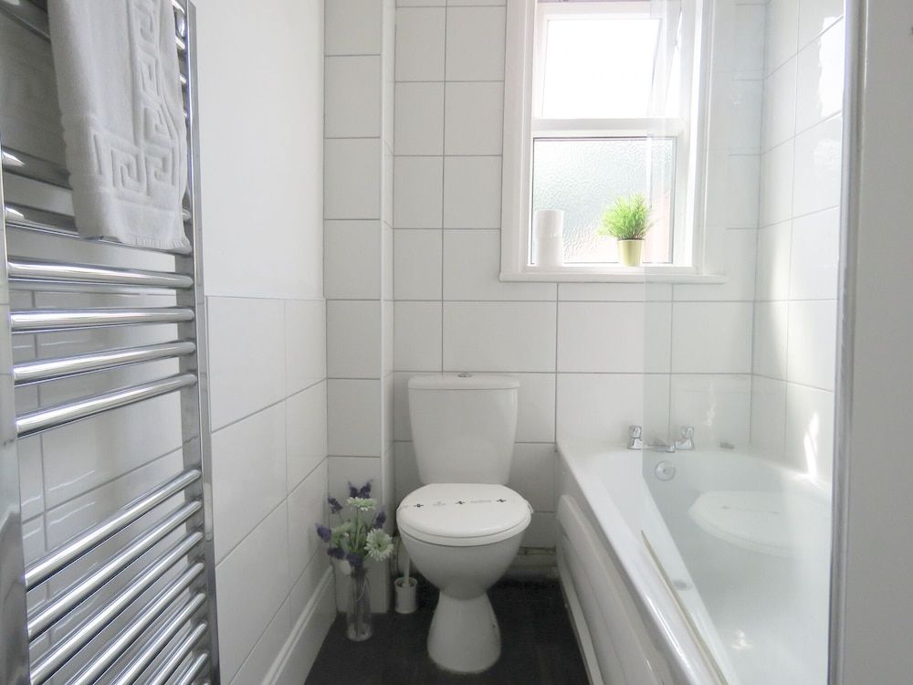 Tudors eSuites Coventry Townhouse Private Garden Free Parking Business House 12