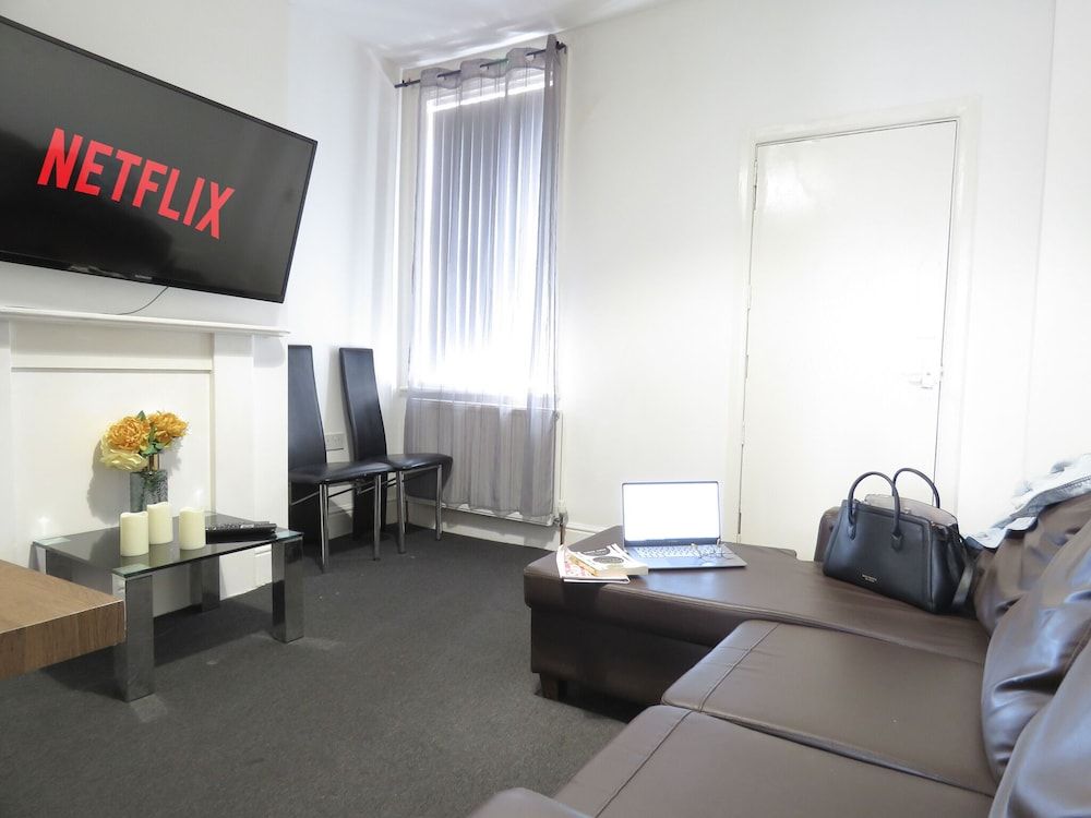 Tudors eSuites Coventry Townhouse Private Garden Free Parking Business House 9