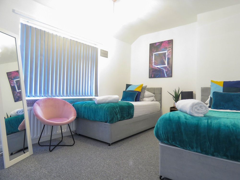 Tudors eSuites 4 Bedroom House with Garden & 9 Beds House, 4 Bedrooms 2