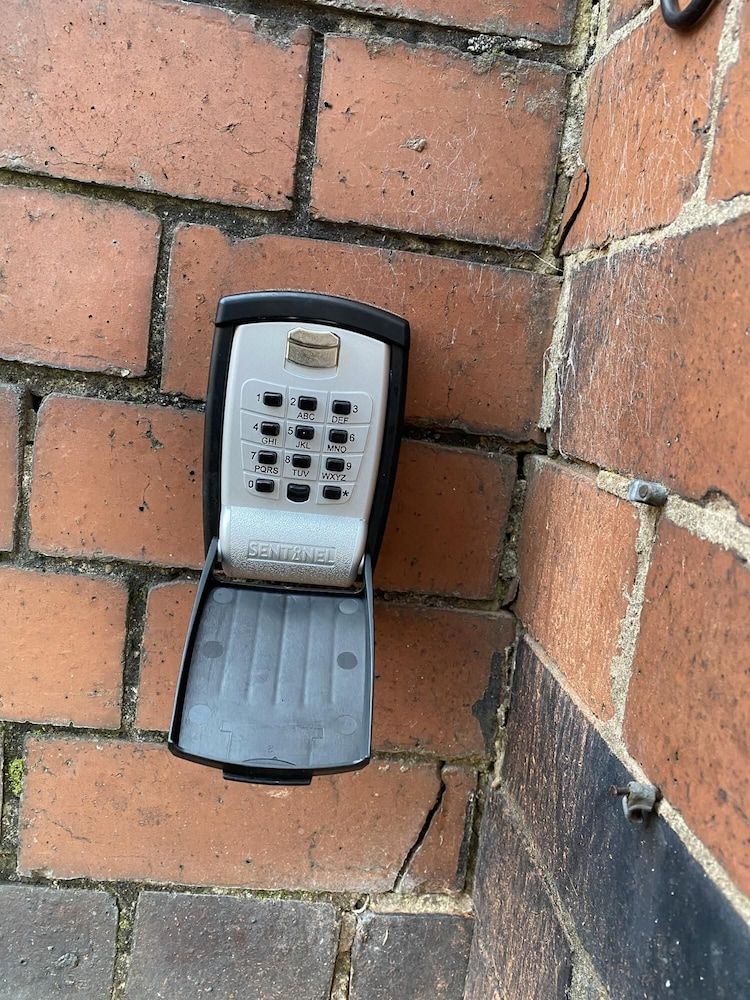 undefined Stayzo House Accommodation- Coventry Free Parking 9