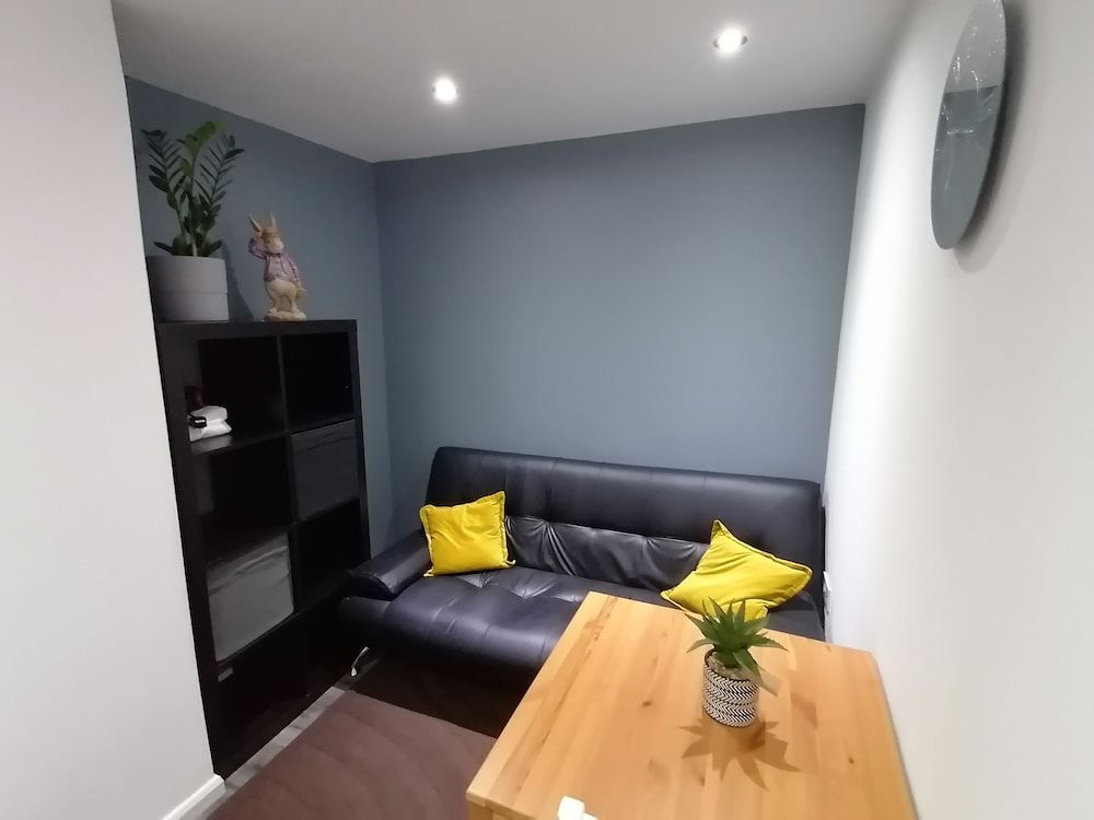 undefined Charming 1-bed Apartment in Coventry 2