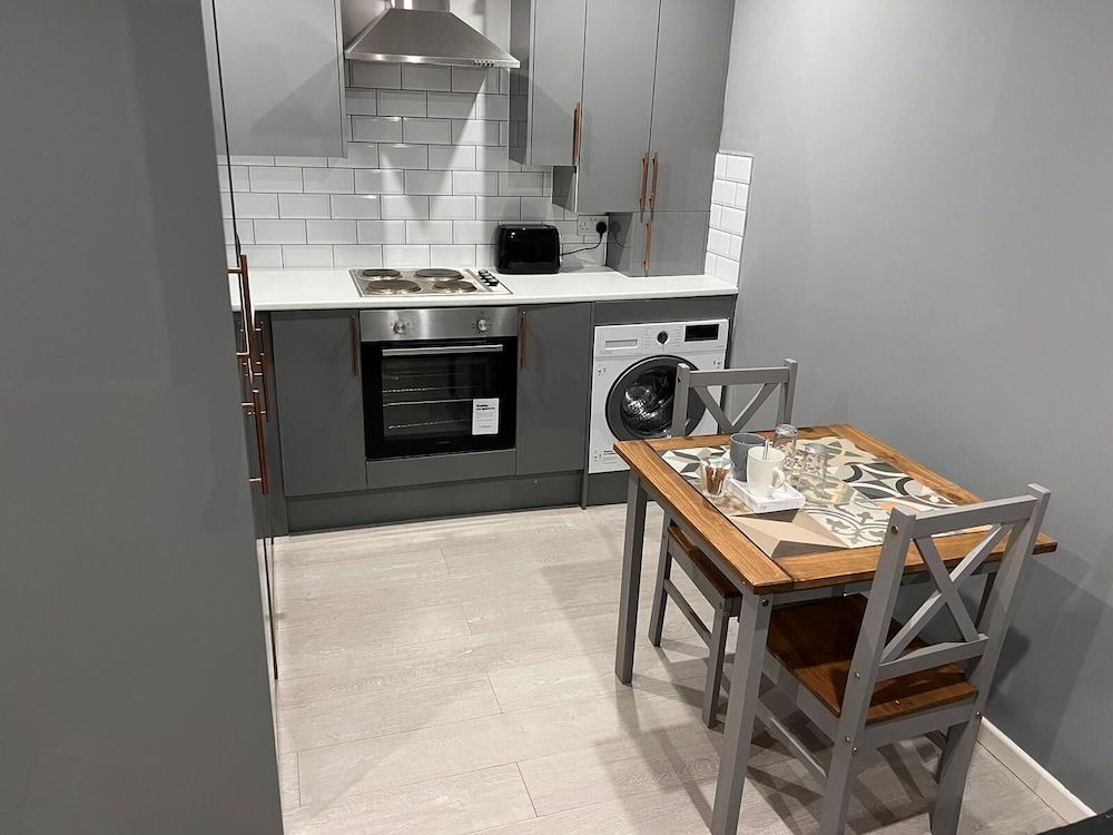 undefined Luxury Apartment - Free Wi-fi & Parking NO Deposit 8