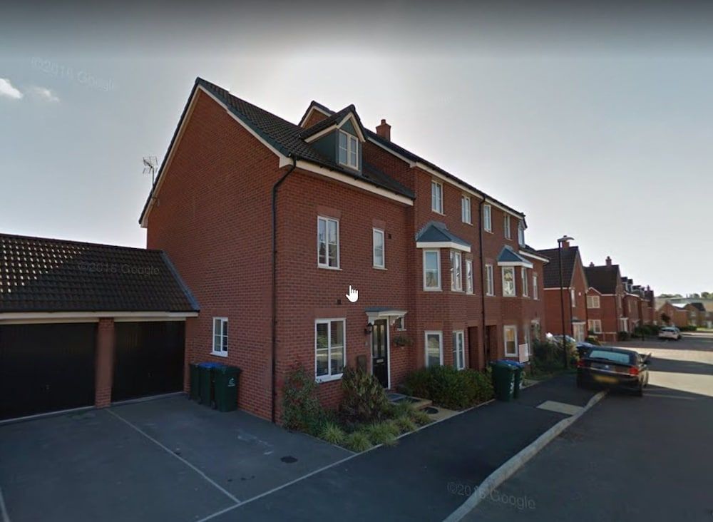 undefined Spacious Townhouse - Netflix & Parking 2