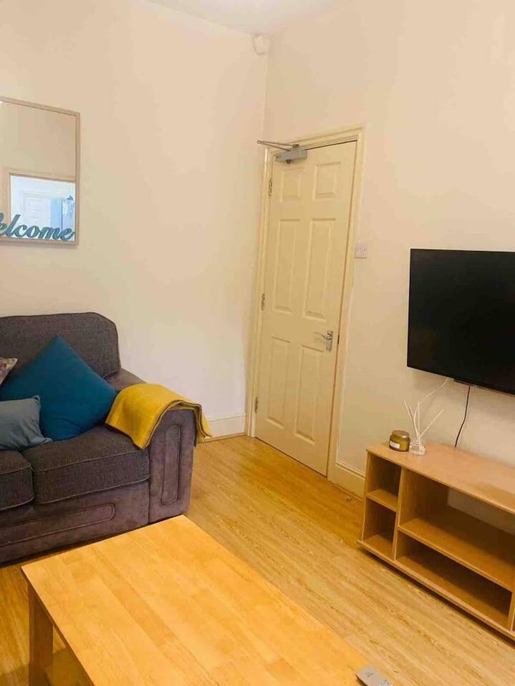 undefined Immaculate 6-bed House in Coventry 10