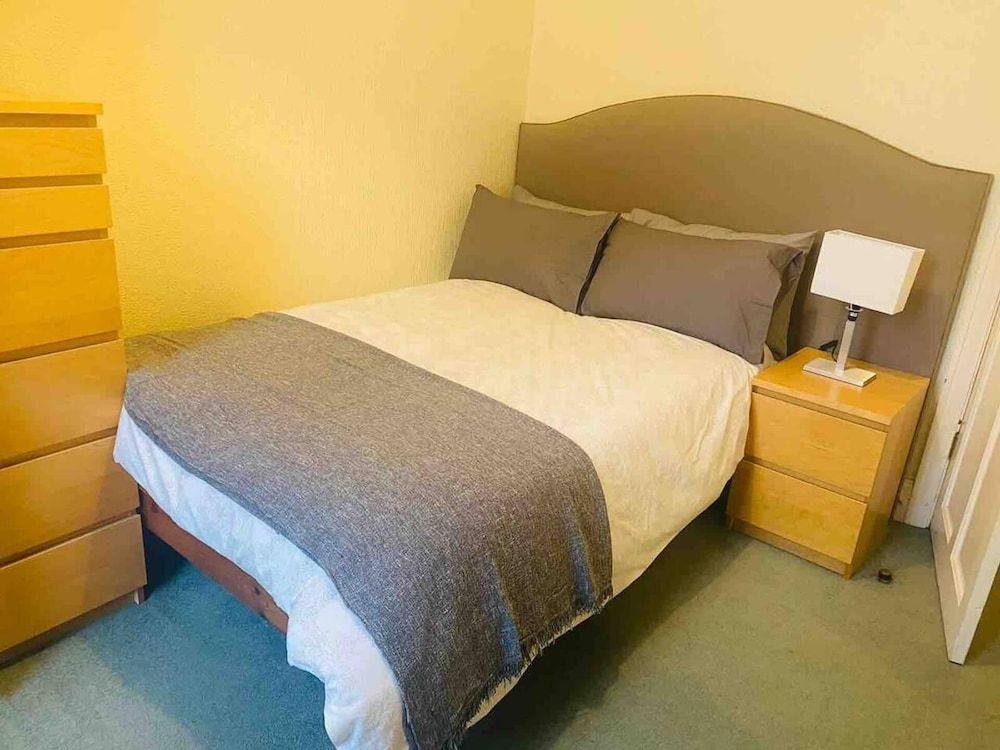 undefined Immaculate 6-bed House in Coventry 9