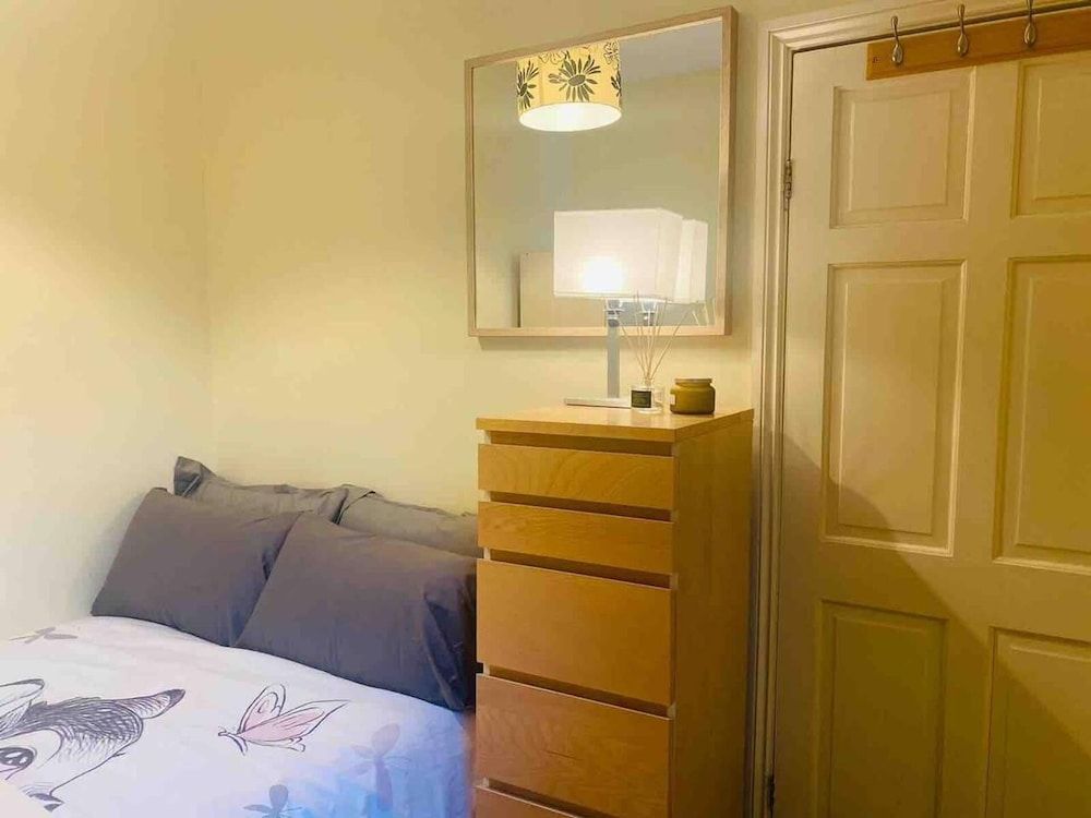 undefined Immaculate 6-bed House in Coventry 4