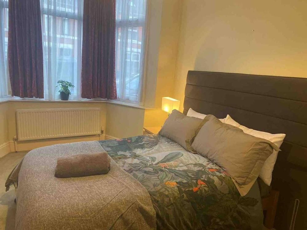 undefined Immaculate 6-bed House in Coventry 2