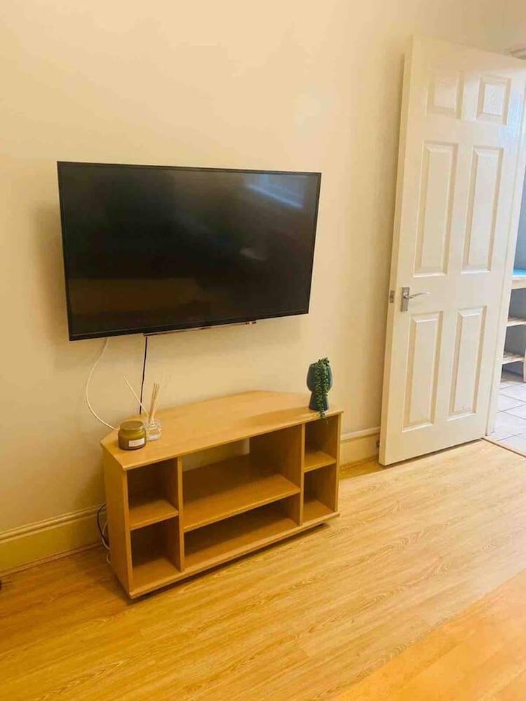 undefined Immaculate 6-bed House in Coventry 5