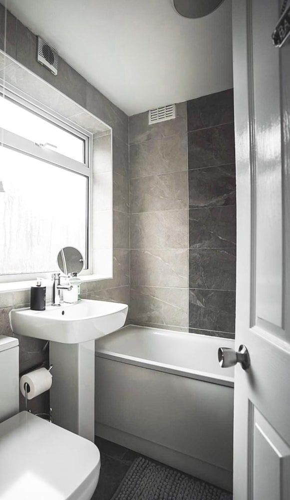 undefined Comfortable 3-bed House in Coventry 9