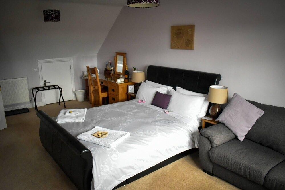 TLC Exmouth Bed and Breakfast Double Room, Ensuite (Yew 2nd floor) 2