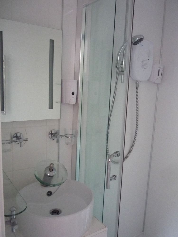 Distillery Guest House Twin Room 5