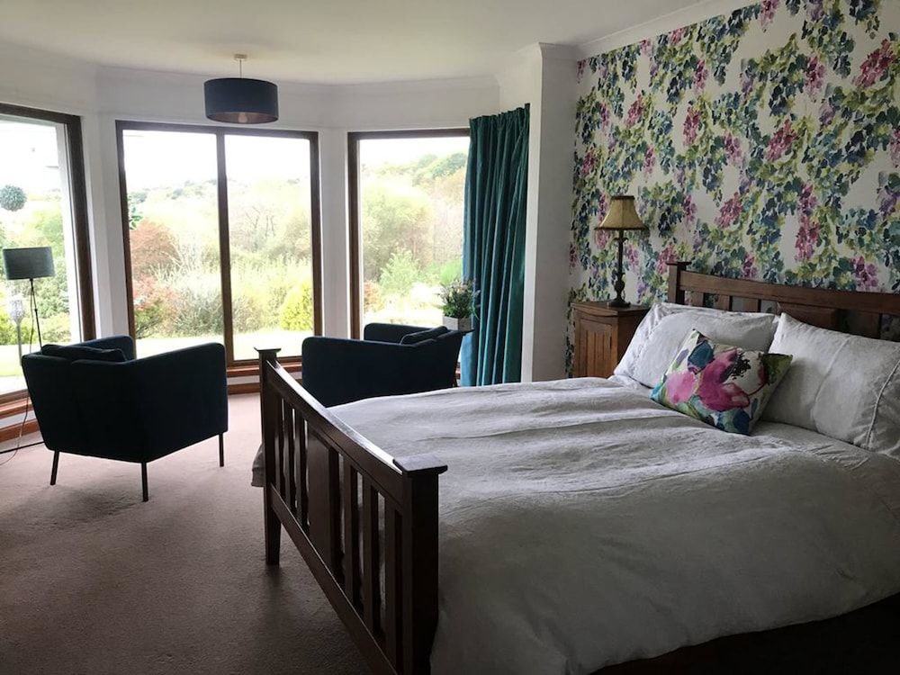 Cushendall House Deluxe Suite, Ensuite 6