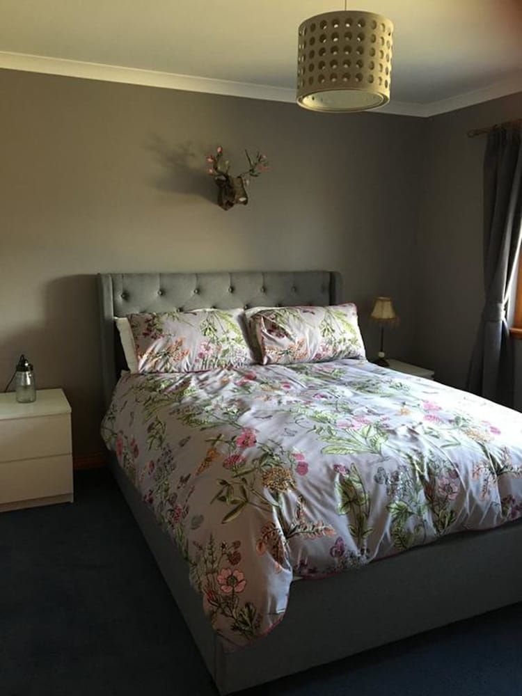 Cushendall House Double Room, Shared Bathroom 5