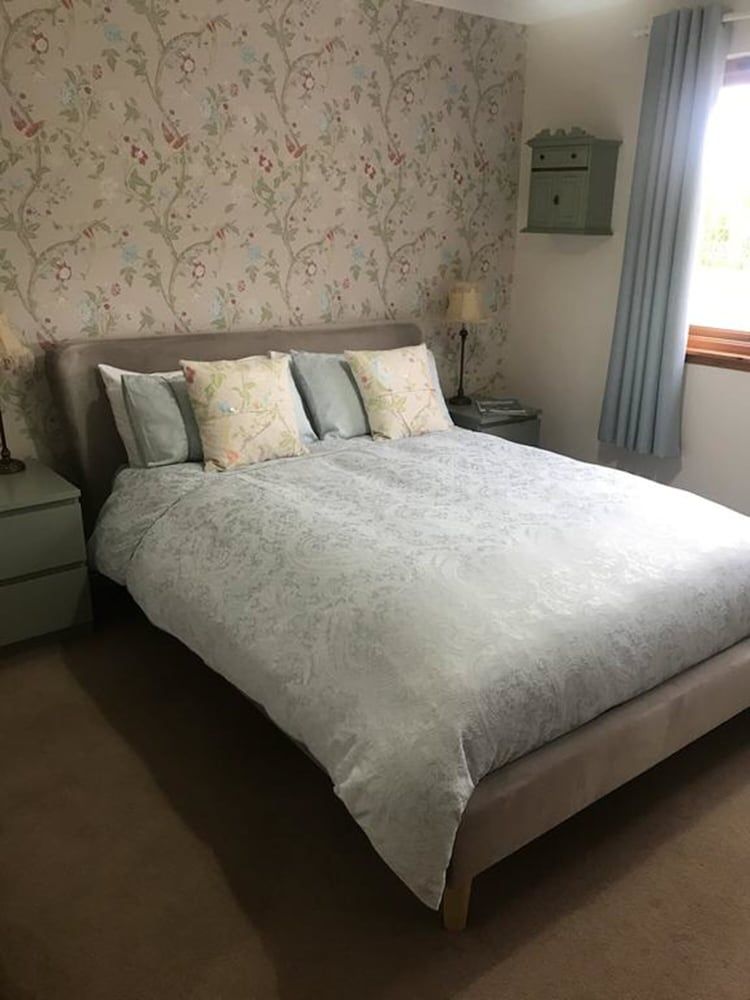 Cushendall House Queen Room with Shared Bathroom 6