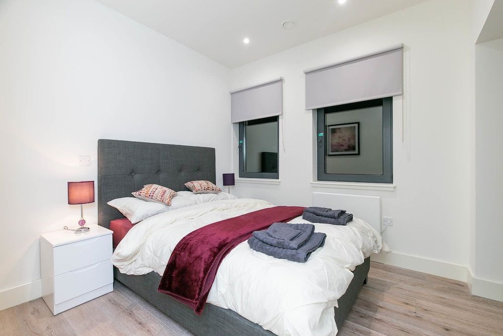 undefined Deluxe Heathrow Apartments & Parking 3