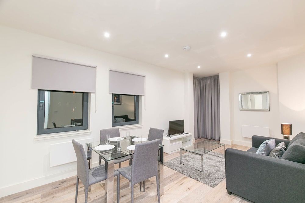 undefined Deluxe Heathrow Apartments & Parking 9