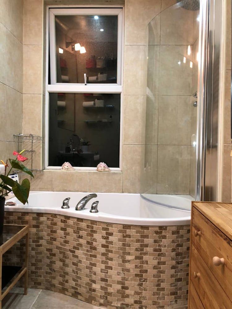 Double bedroom near Heathrow Double Room (2) 12