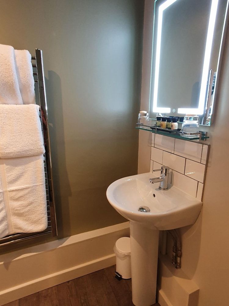 The Coach and Horses Standard Double Room, Ensuite (King Size Standard) 14