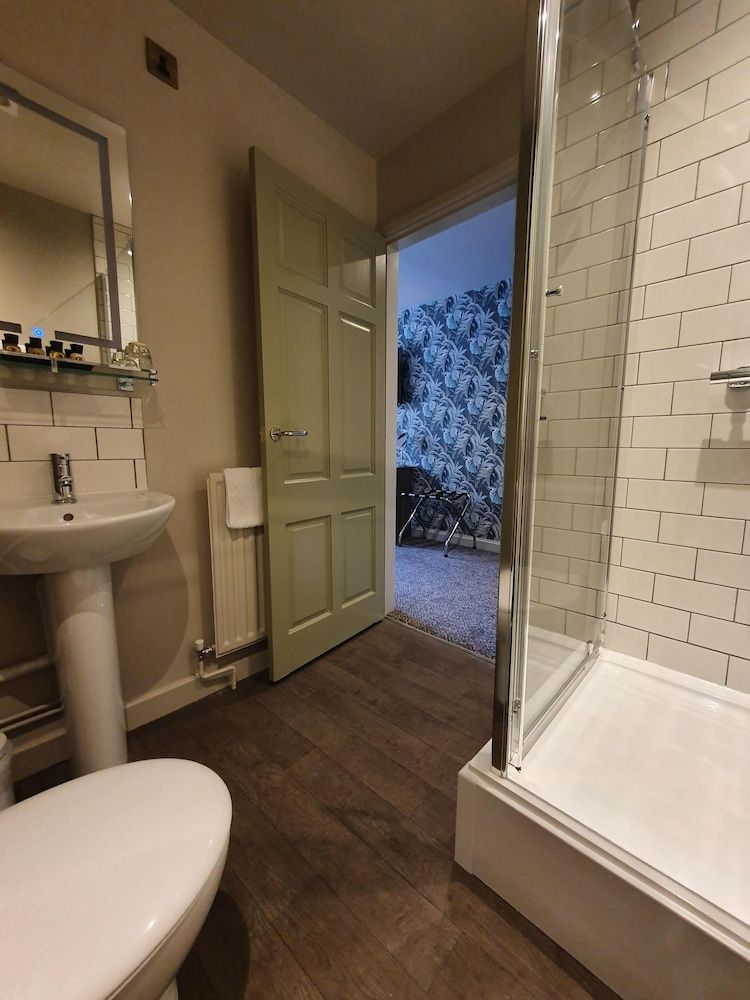 The Coach and Horses Standard Double Room, Ensuite (King Size Standard) 13