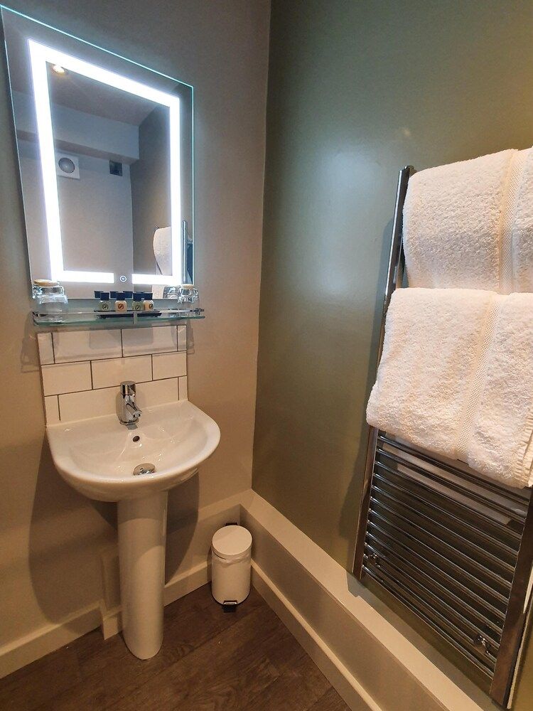 The Coach and Horses Standard Double Room, Ensuite (King Size Standard) 16