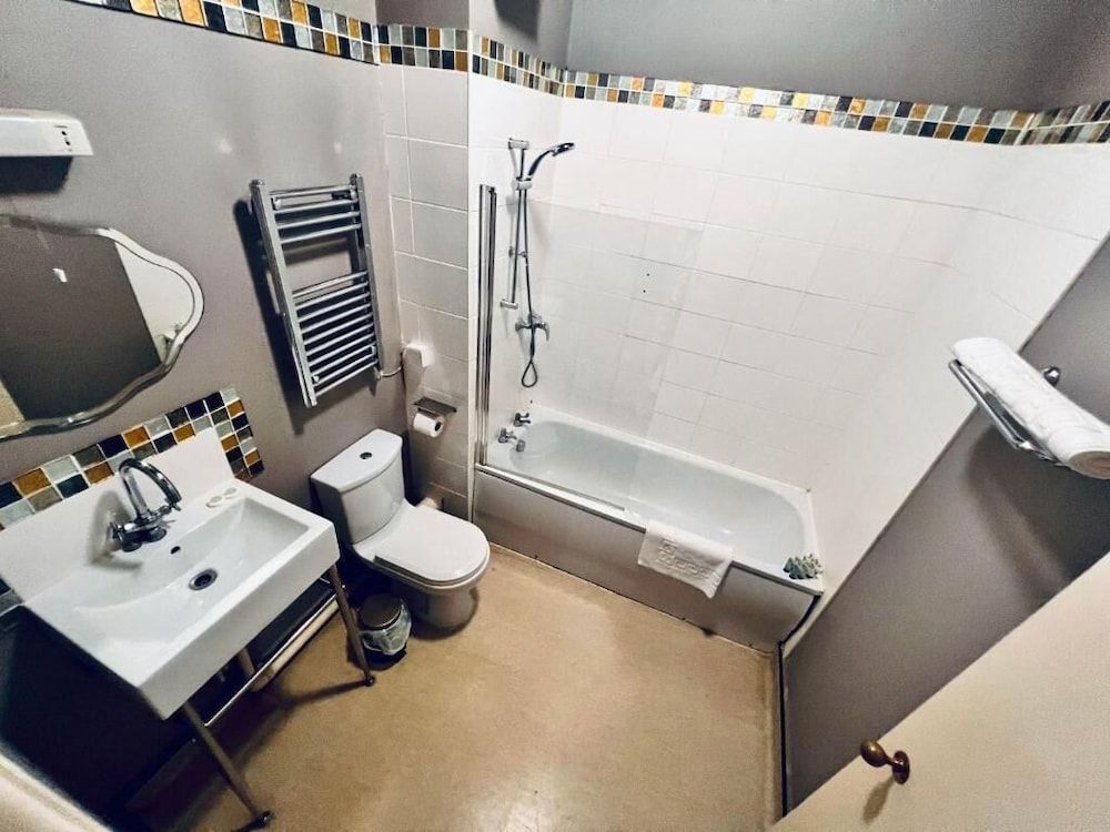 George and Dragon Hotel Standard Room 6