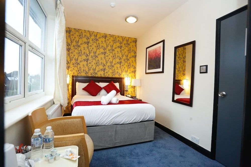 Acorn Lodge Gatwick Deluxe Double Room 13