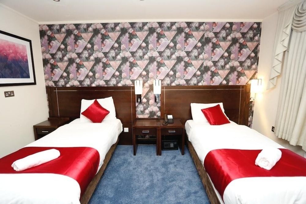 Acorn Lodge Gatwick Deluxe Triple Room 3