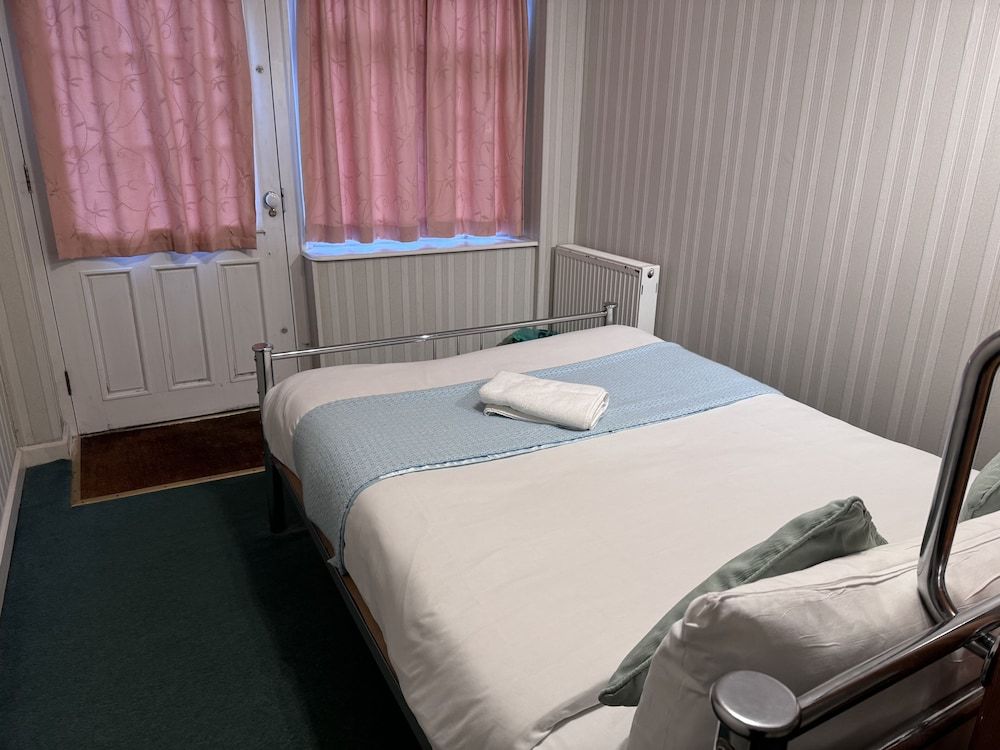 All Seasons Gatwick Guest House Standard Double Room