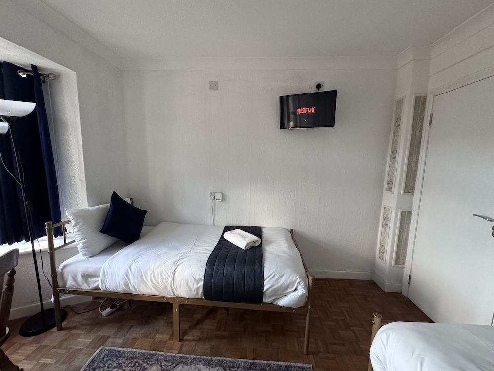 All Seasons Gatwick Guest House Deluxe Twin Room 10