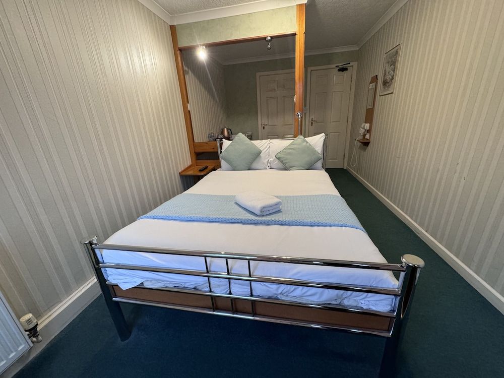 All Seasons Gatwick Guest House Standard Double Room 3
