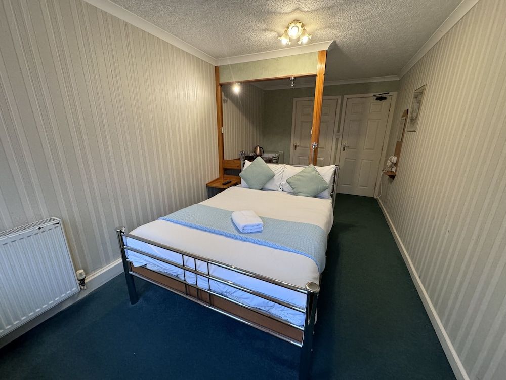 All Seasons Gatwick Guest House Standard Double Room 4