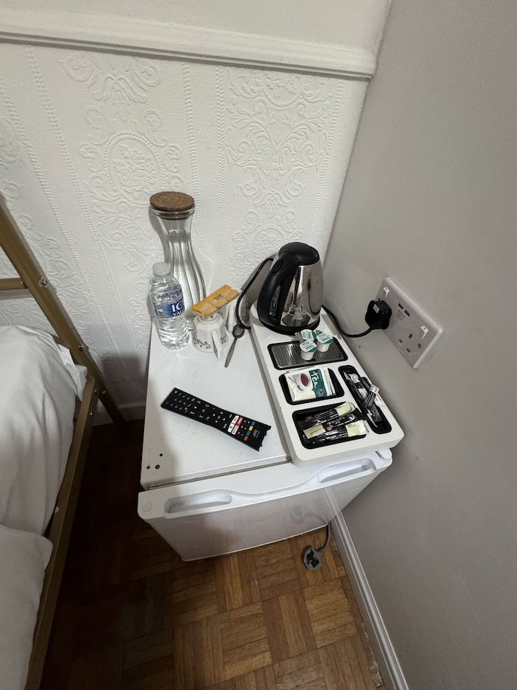 All Seasons Gatwick Guest House Deluxe Twin Room 9