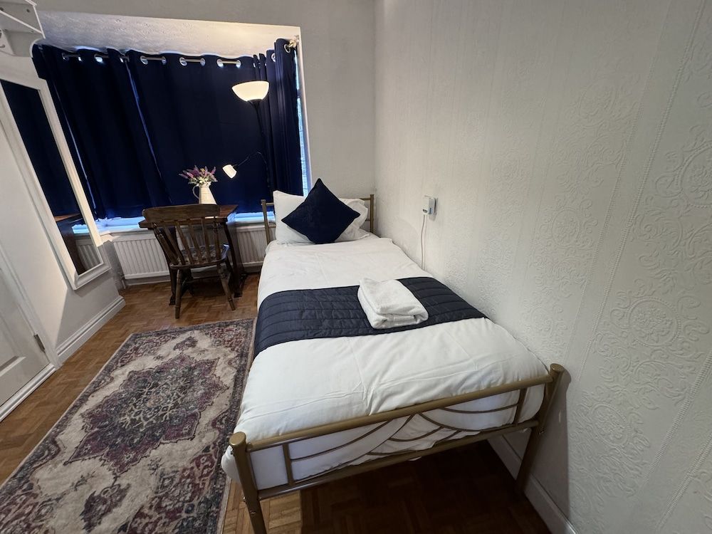 All Seasons Gatwick Guest House Deluxe Twin Room