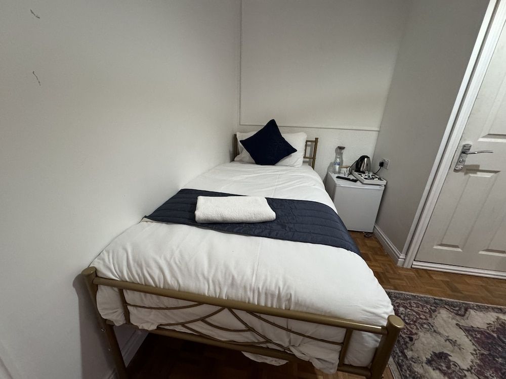 All Seasons Gatwick Guest House Deluxe Twin Room 3