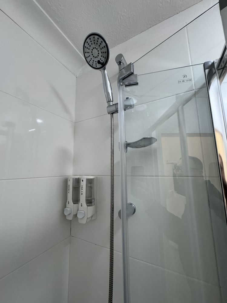 All Seasons Gatwick Guest House Deluxe Twin Room 5