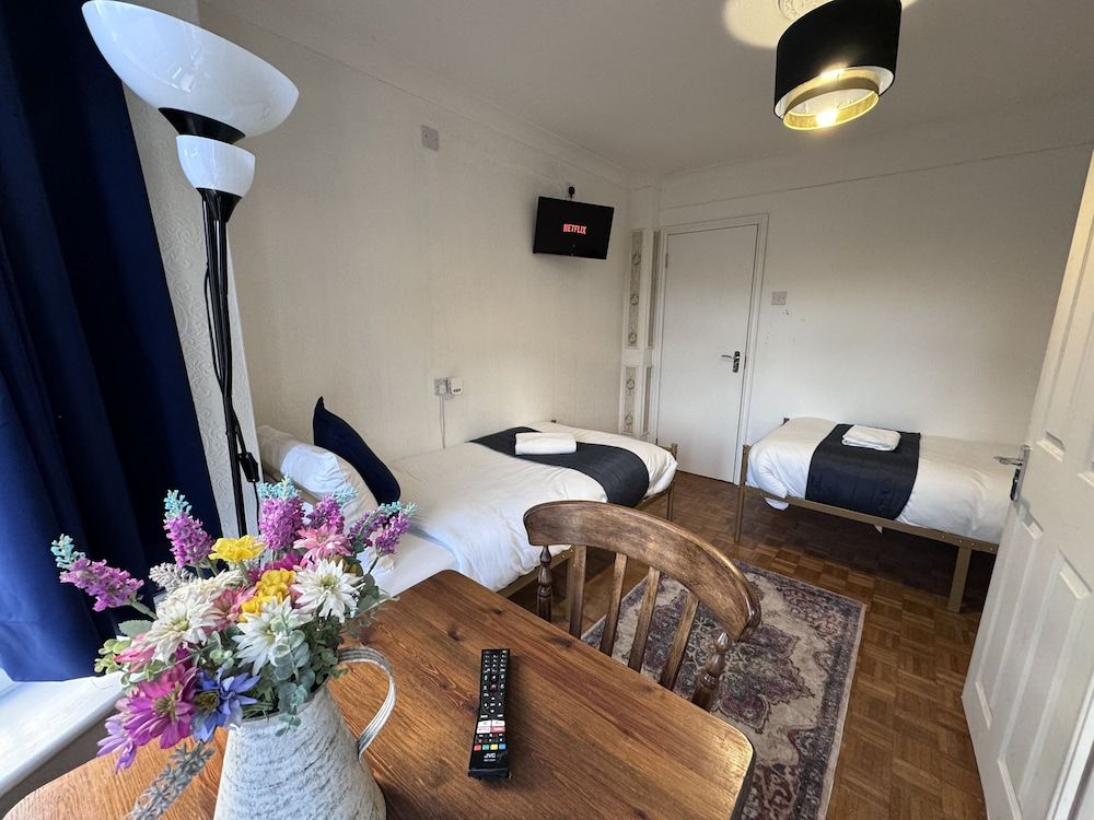 All Seasons Gatwick Guest House Deluxe Twin Room 8