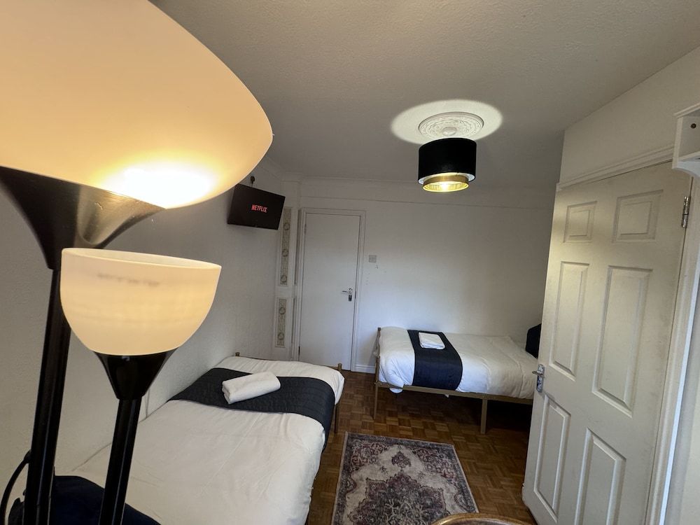 All Seasons Gatwick Guest House Deluxe Twin Room 7